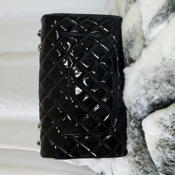 CHANEL Classic Flap Quilted Patent Bag. - Picture 2 of 16